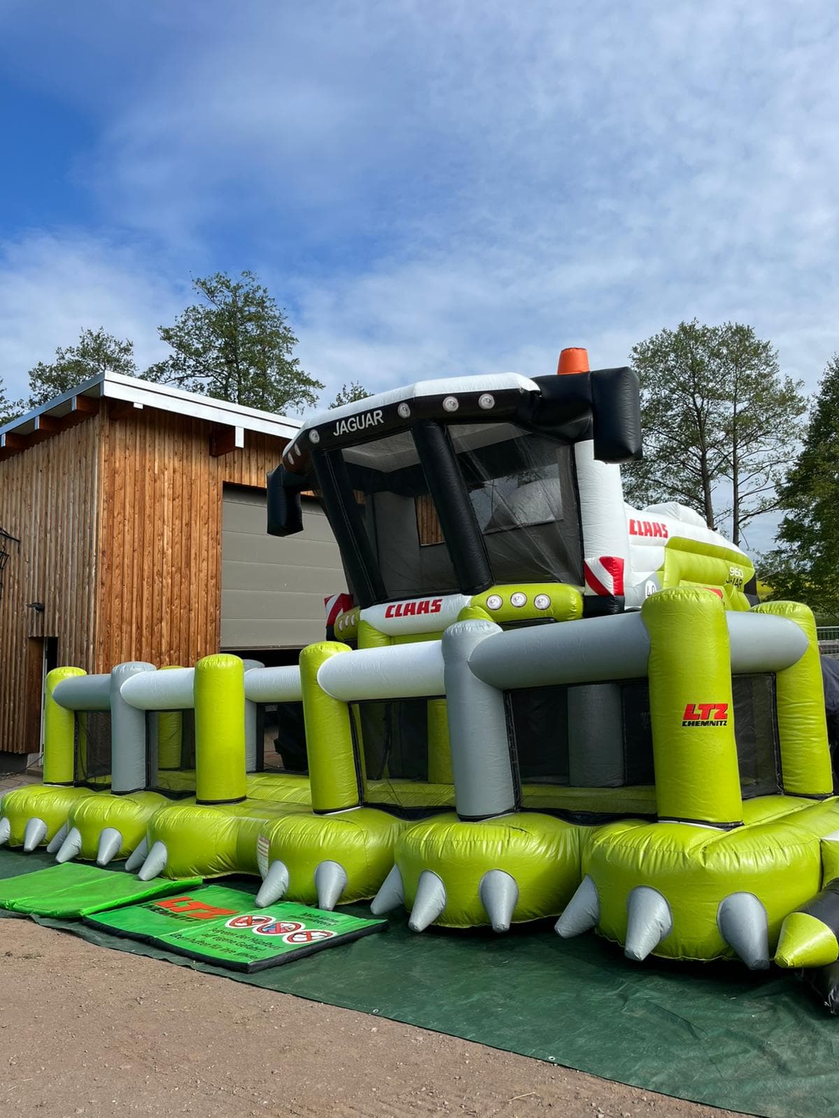 Hüpfburg auf dem Hoffest